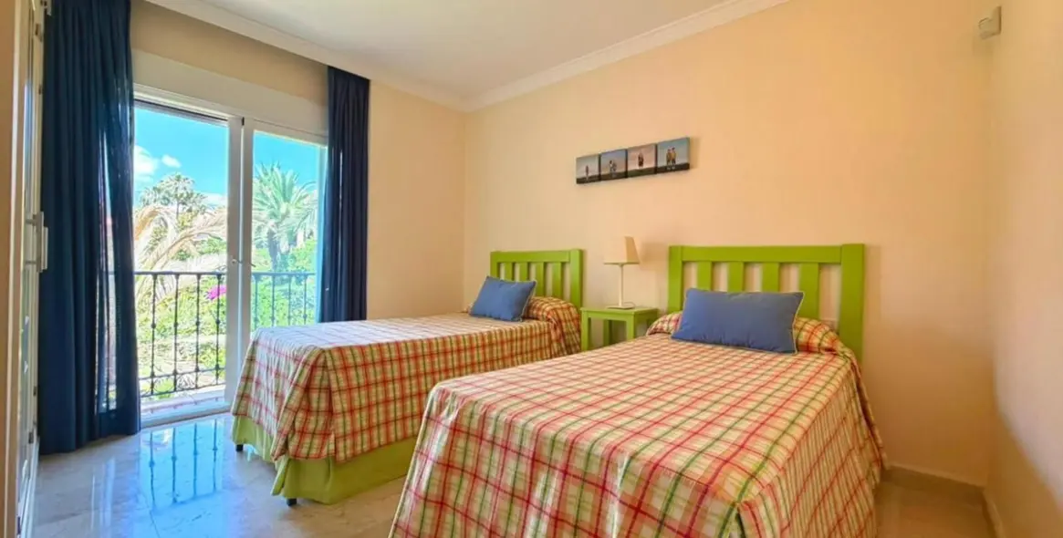 Short-term rent of middle floor apartment in Estepona 28