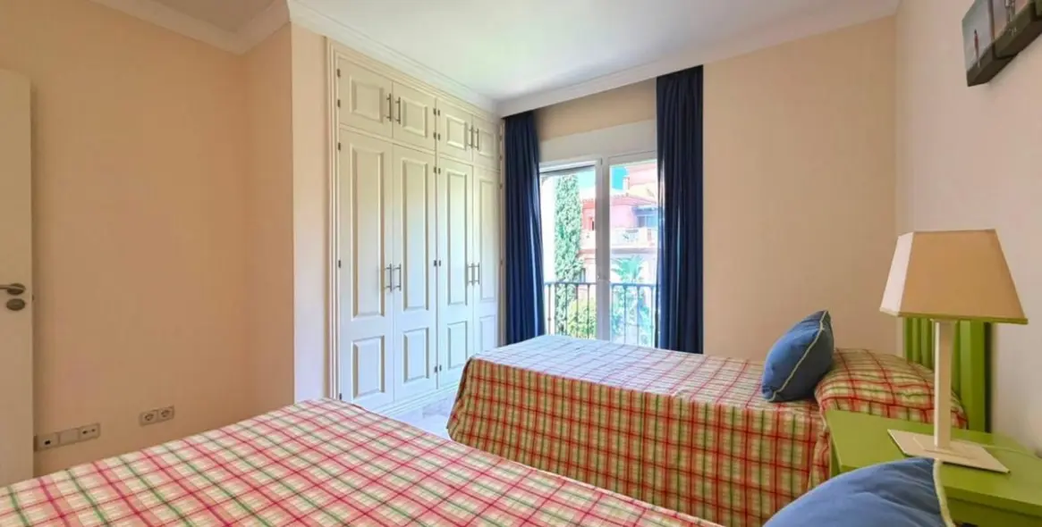 Short-term rent of middle floor apartment in Estepona 30