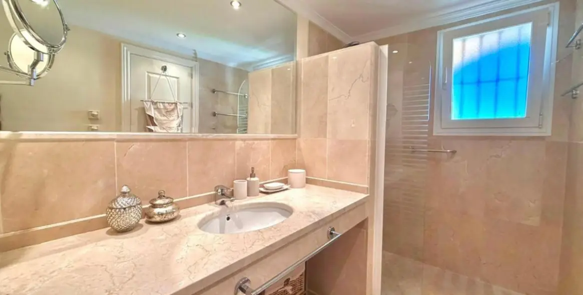 Short-term rent of middle floor apartment in Estepona 34