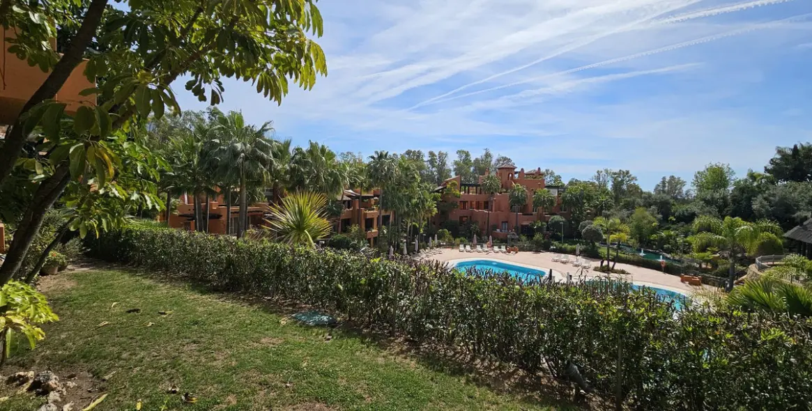 Venta de apartamento en planta baja en Nueva Andalucía 28