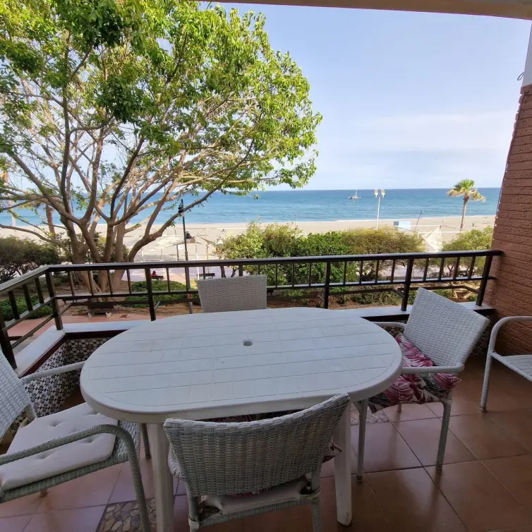 Sale of middle floor apartment in Estepona