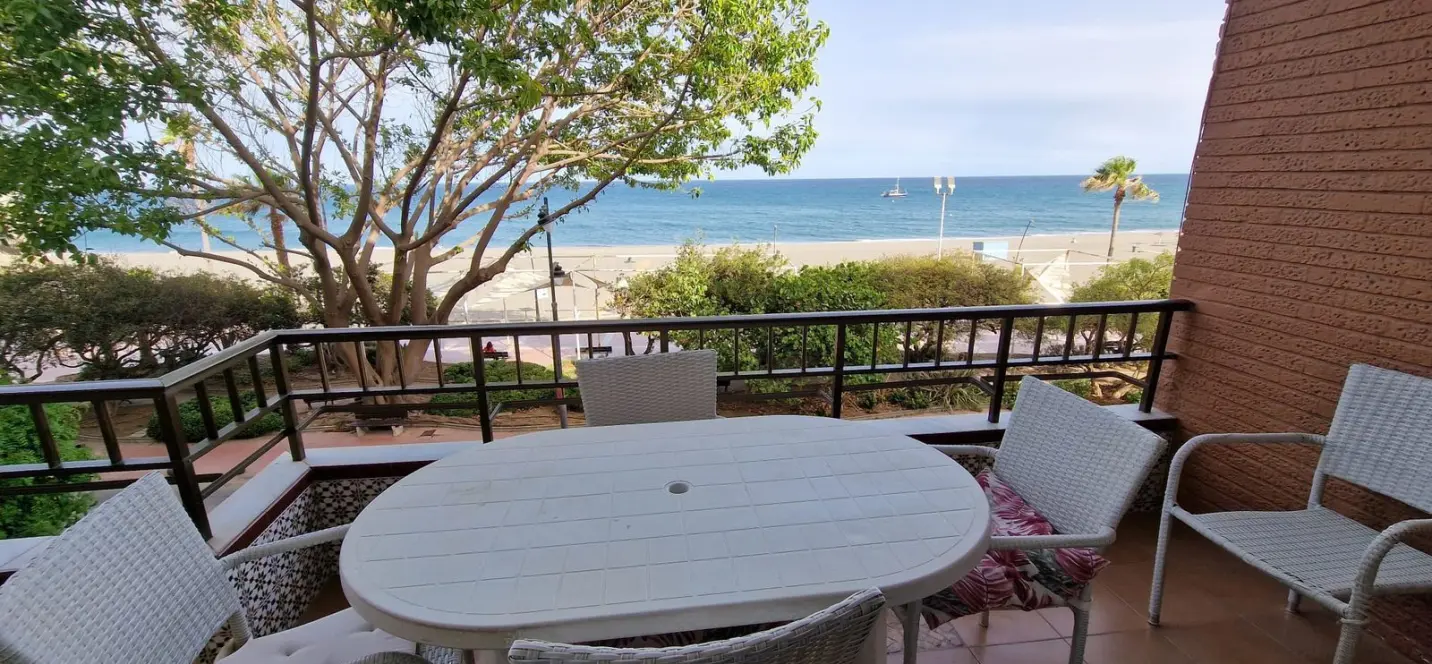 Sale of middle floor apartment in Estepona 0
