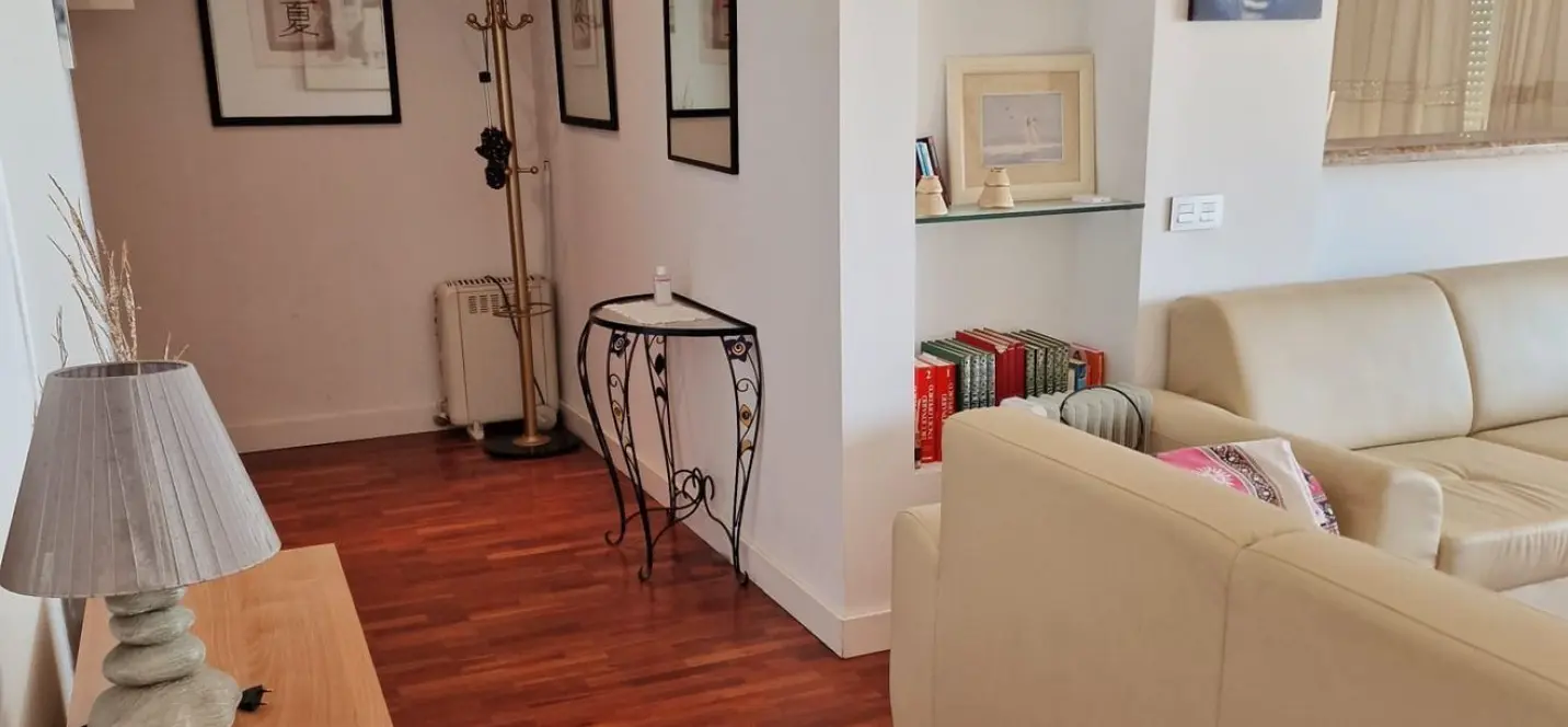 Sale of middle floor apartment in Estepona 1