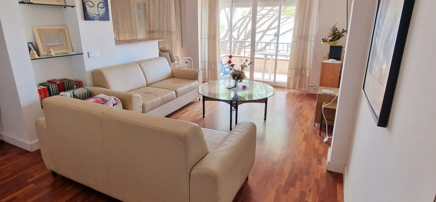 Sale of middle floor apartment in Estepona 2