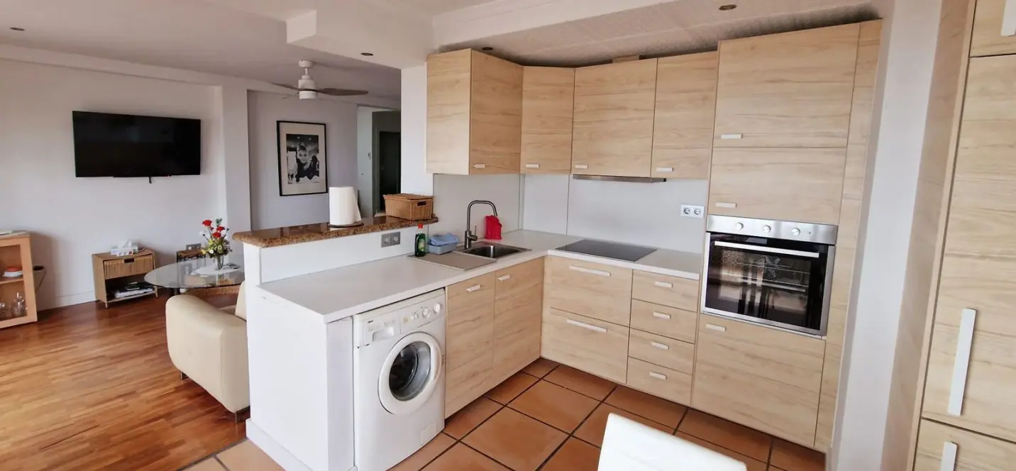 Sale of middle floor apartment in Estepona 3