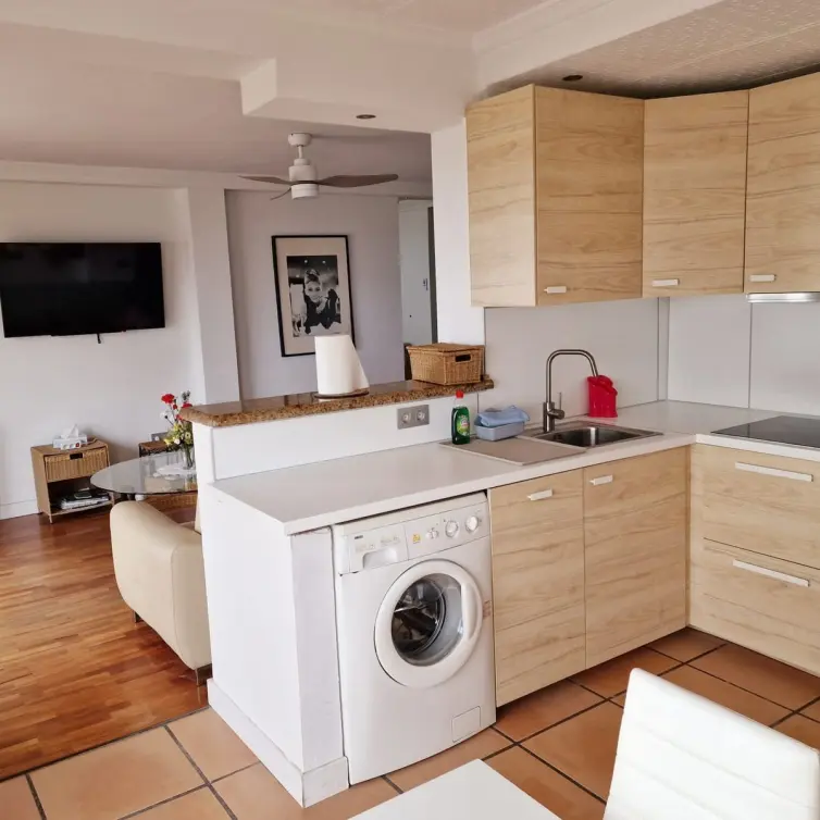 Sale of middle floor apartment in Estepona