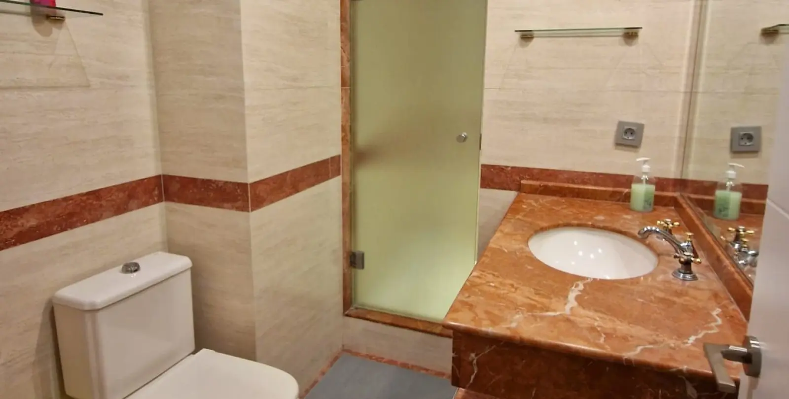 Sale of middle floor apartment in Estepona 16
