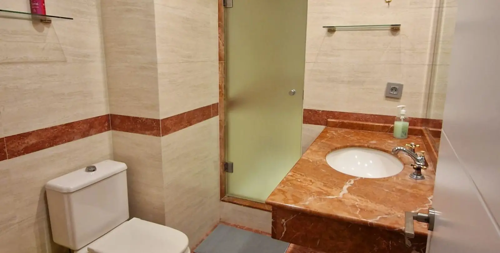 Sale of middle floor apartment in Estepona 19