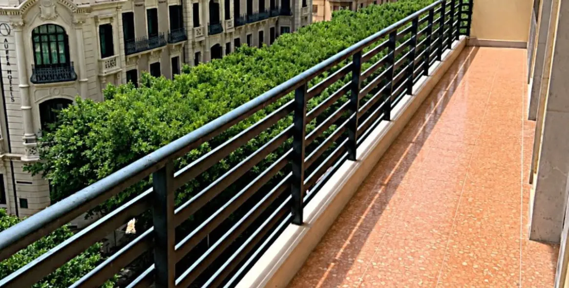 Venta de apartamento en planta media en Malagueta 2