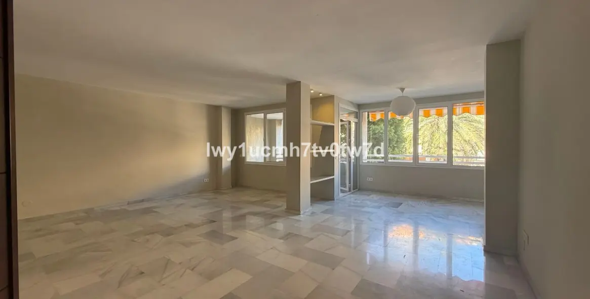 Venta de apartamento en planta media en Limonar 2