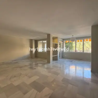 Venta de apartamento en planta media en Limonar