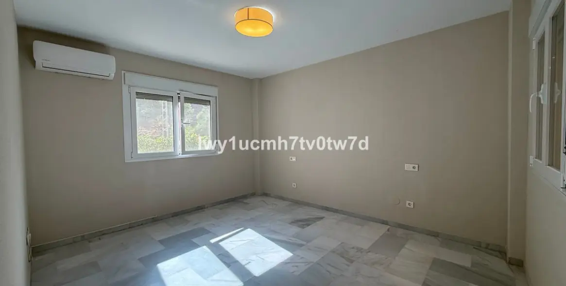 Venta de apartamento en planta media en Limonar 11