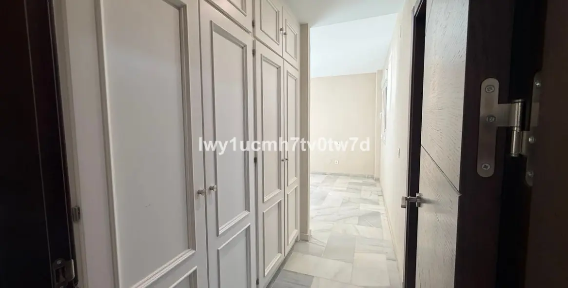 Venta de apartamento en planta media en Limonar 12