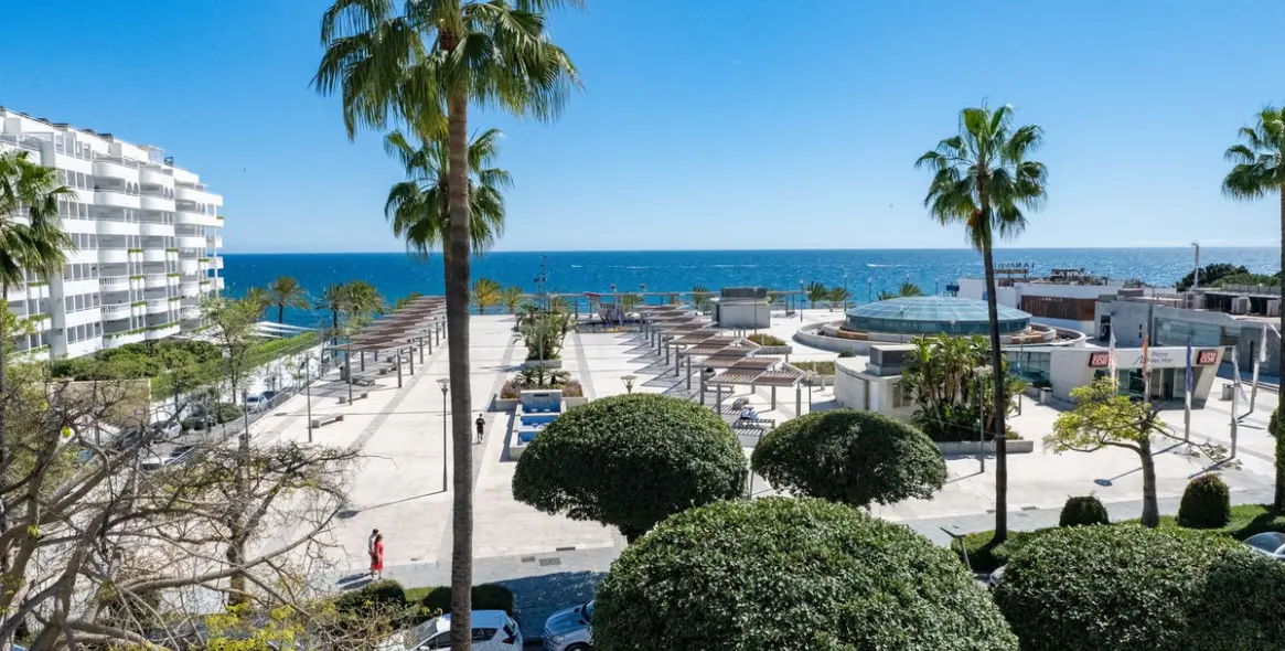 Venta de apartamento en planta media en Marbella 1