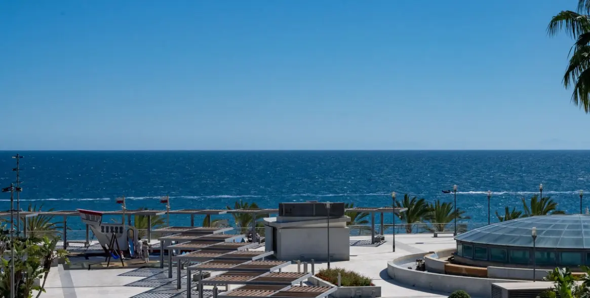 Venta de apartamento en planta media en Marbella 2