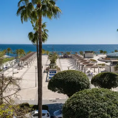 Venta de apartamento en planta media en Marbella