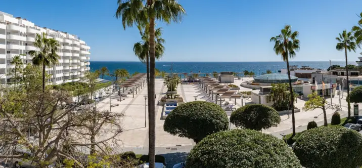 Venta de apartamento en planta media en Marbella 2