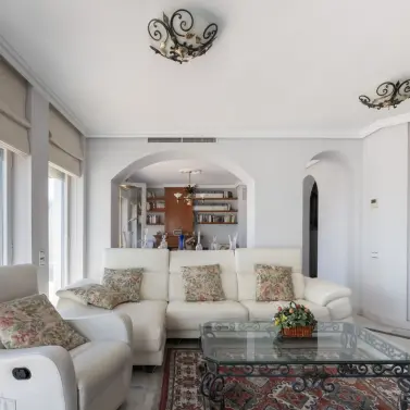 Venta de apartamento en planta media en Marbella