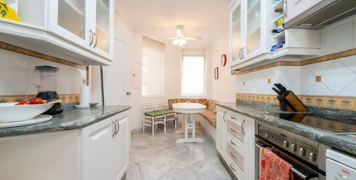 Venta de apartamento en planta media en Marbella 8