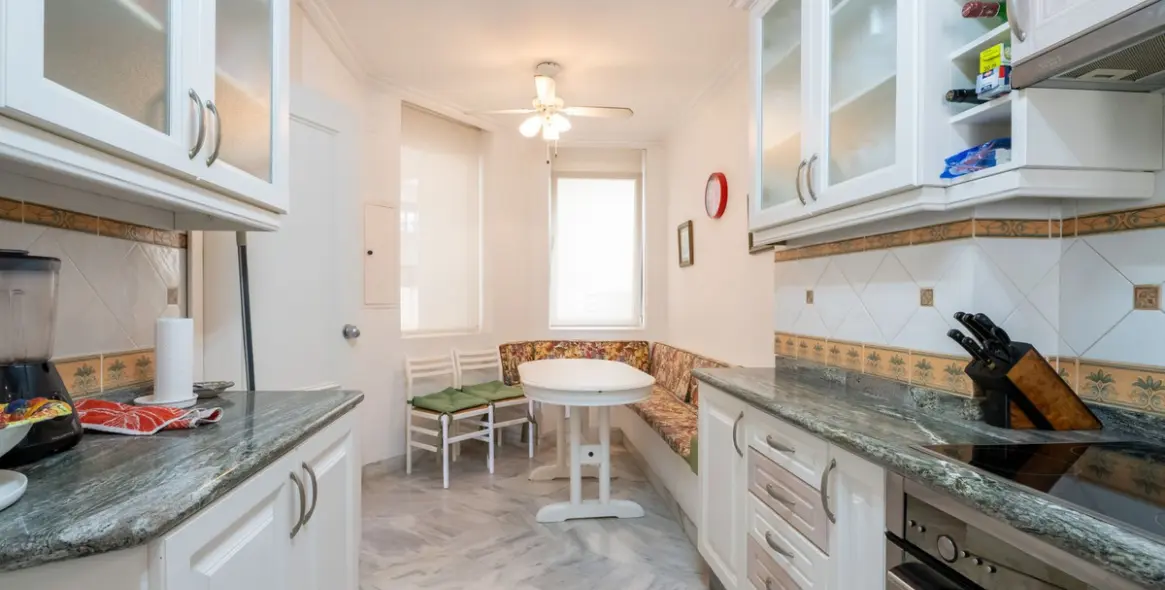 Venta de apartamento en planta media en Marbella 11