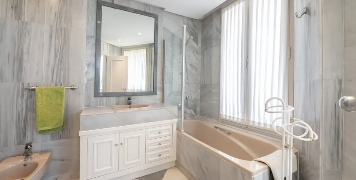 Venta de apartamento en planta media en Marbella 18