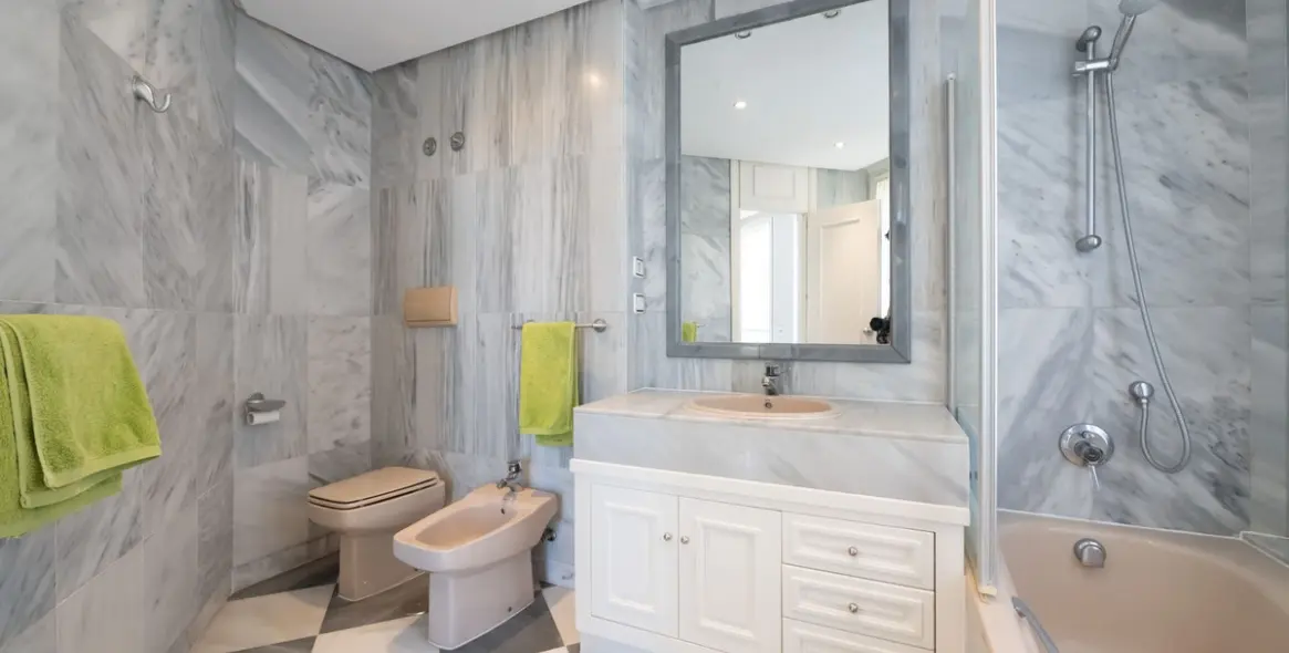 Venta de apartamento en planta media en Marbella 19