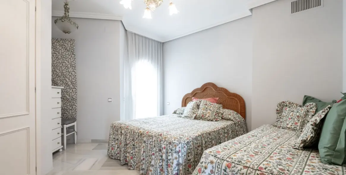 Venta de apartamento en planta media en Marbella 20