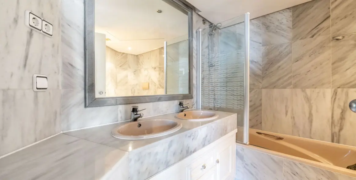 Venta de apartamento en planta media en Marbella 22