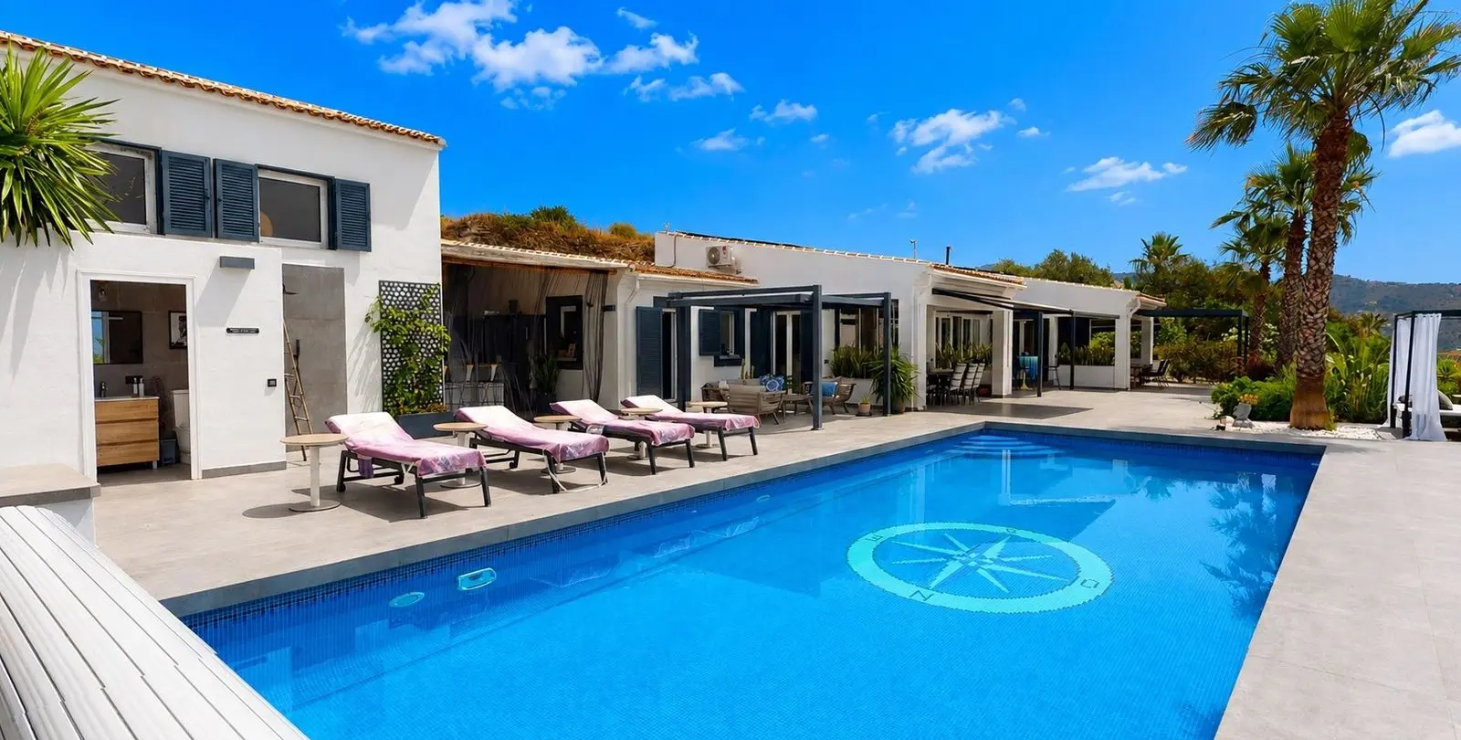 Продажа  отдельно стоящей виллы в Algarrobo 1