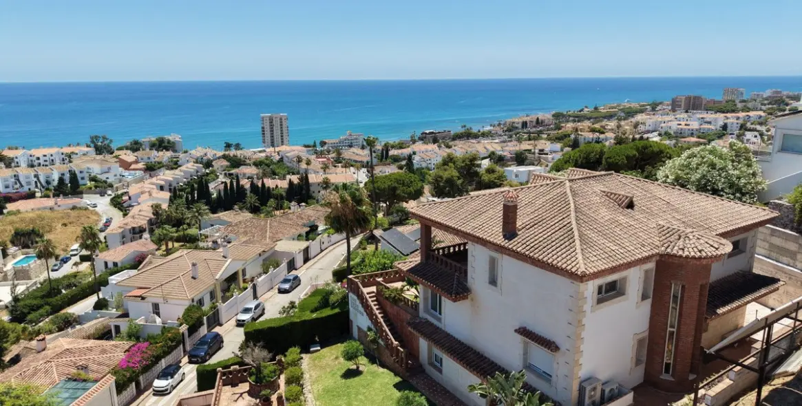 Venta de villa independiente en Riviera del Sol 1