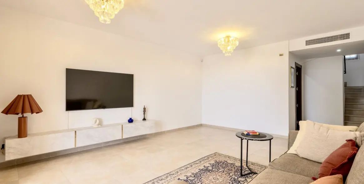 Short-term rent of townhouse in Altos de los Monteros 8