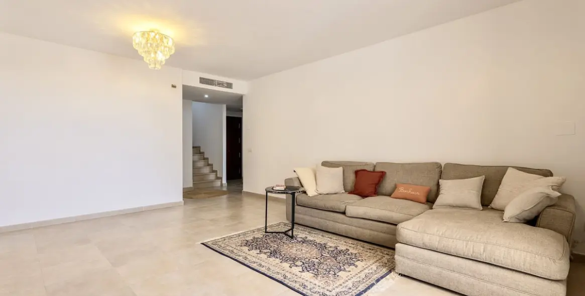 Short-term rent of townhouse in Altos de los Monteros 11