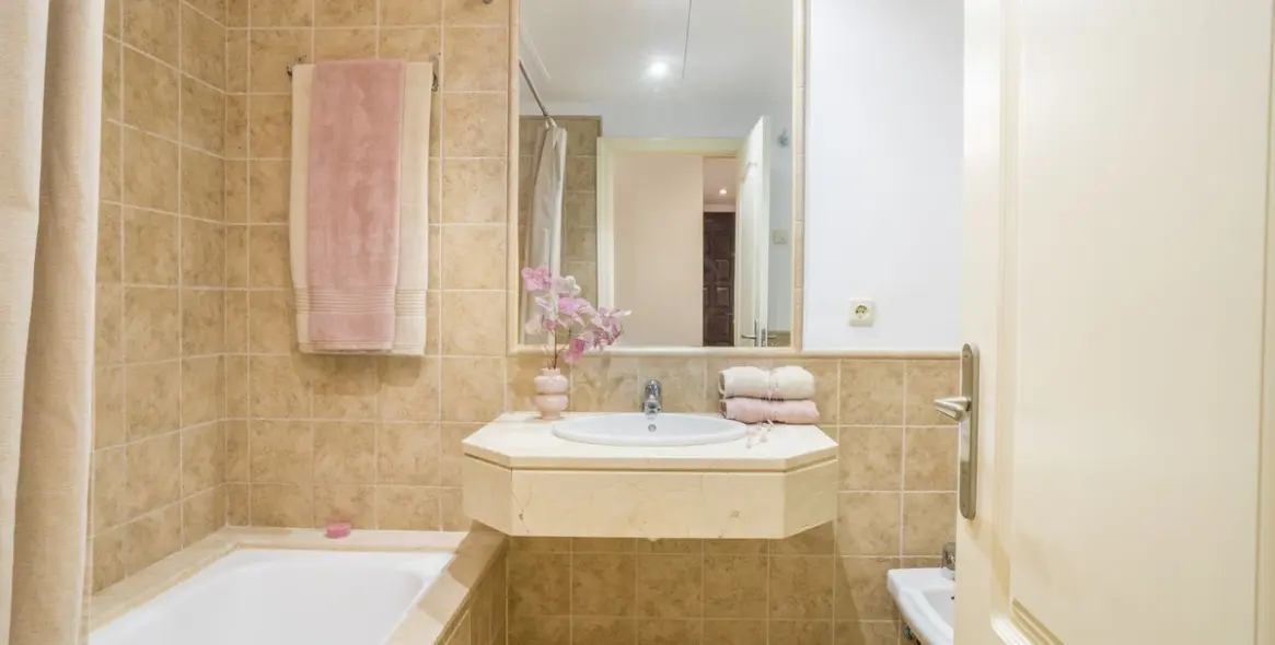 Sale of ground floor apartment in Atalaya 37