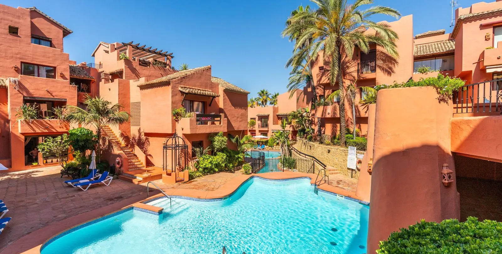 Sale of middle floor apartment in Elviria 1