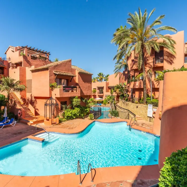 Продажа апартаментов на среднем этаже в Elviria
