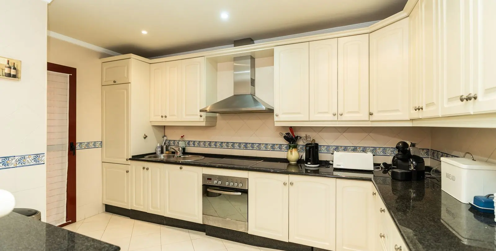Sale of middle floor apartment in Elviria 4
