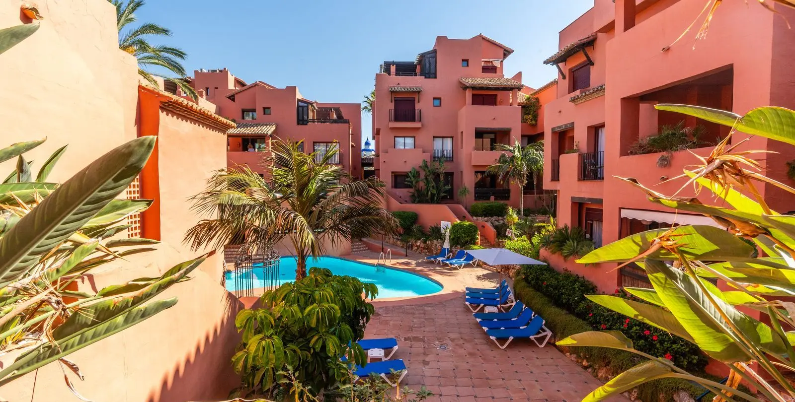 Sale of middle floor apartment in Elviria 9