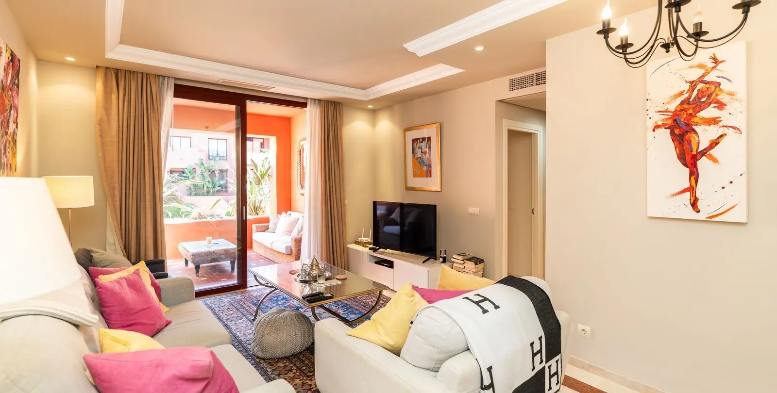 Sale of middle floor apartment in Elviria 10