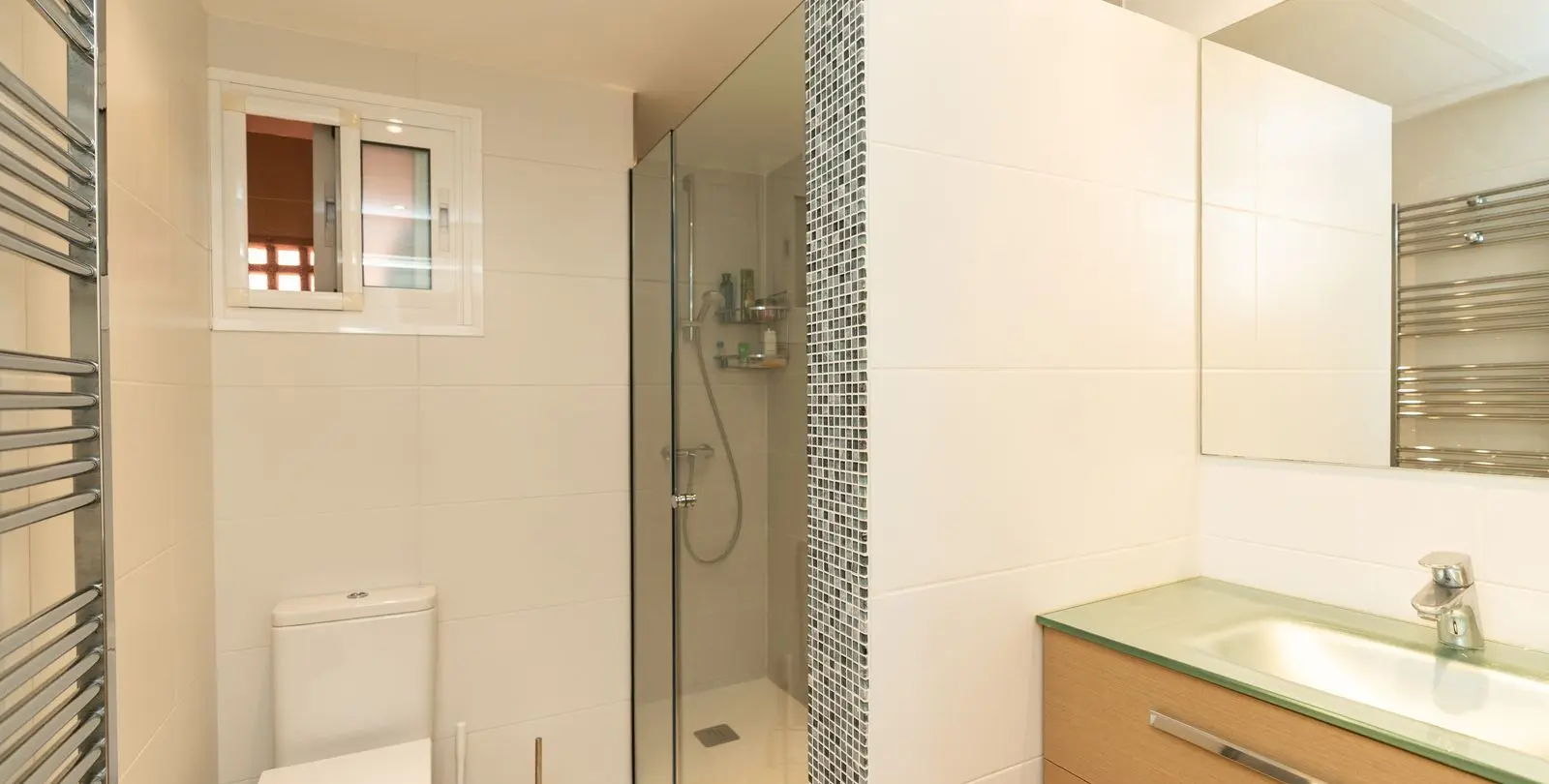 Sale of middle floor apartment in Elviria 12