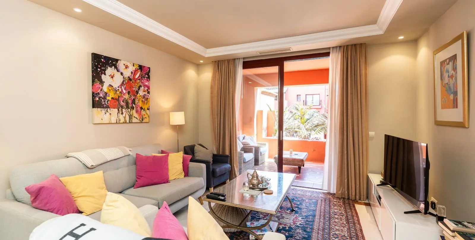 Sale of middle floor apartment in Elviria 15