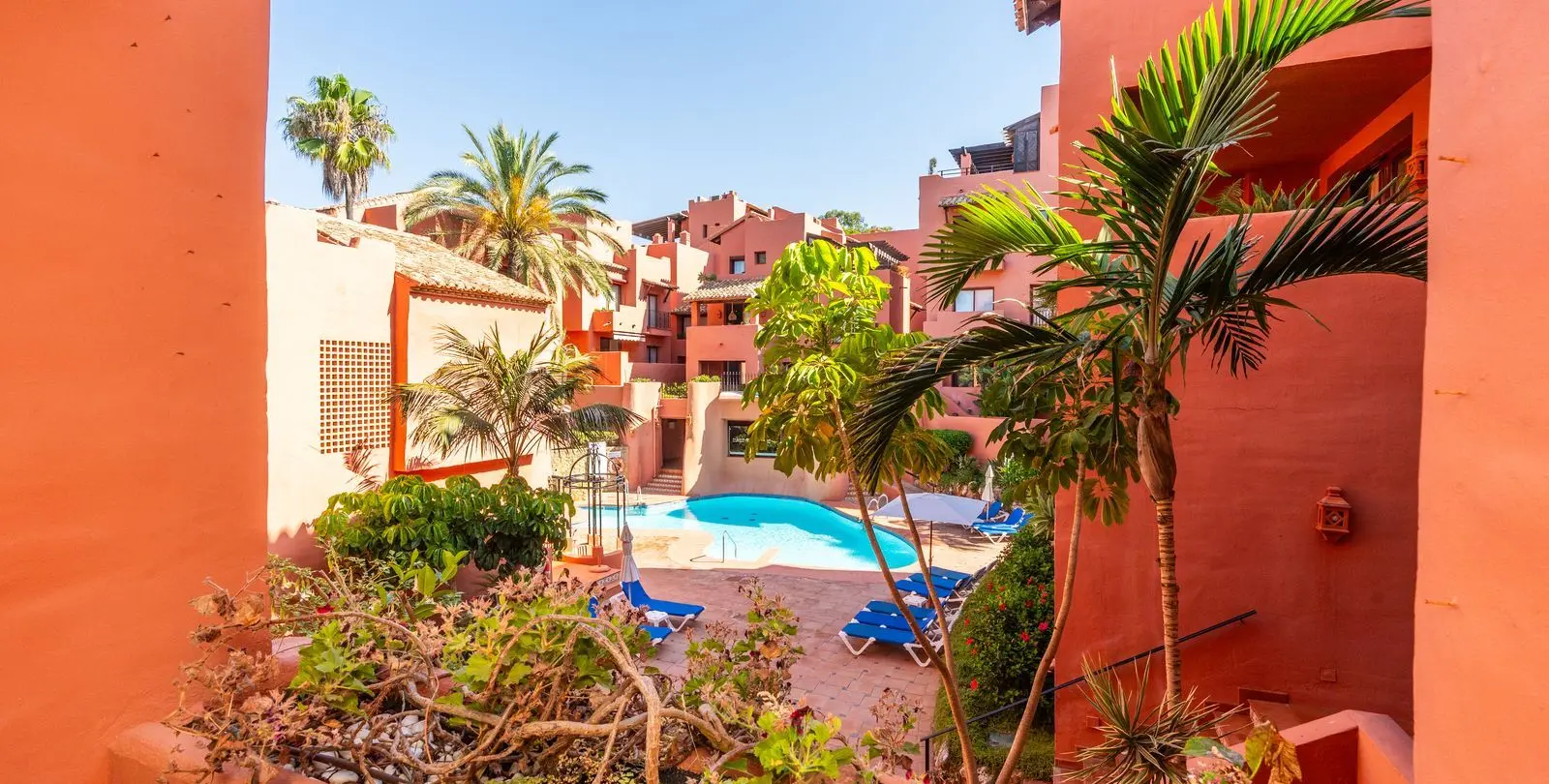 Sale of middle floor apartment in Elviria 16