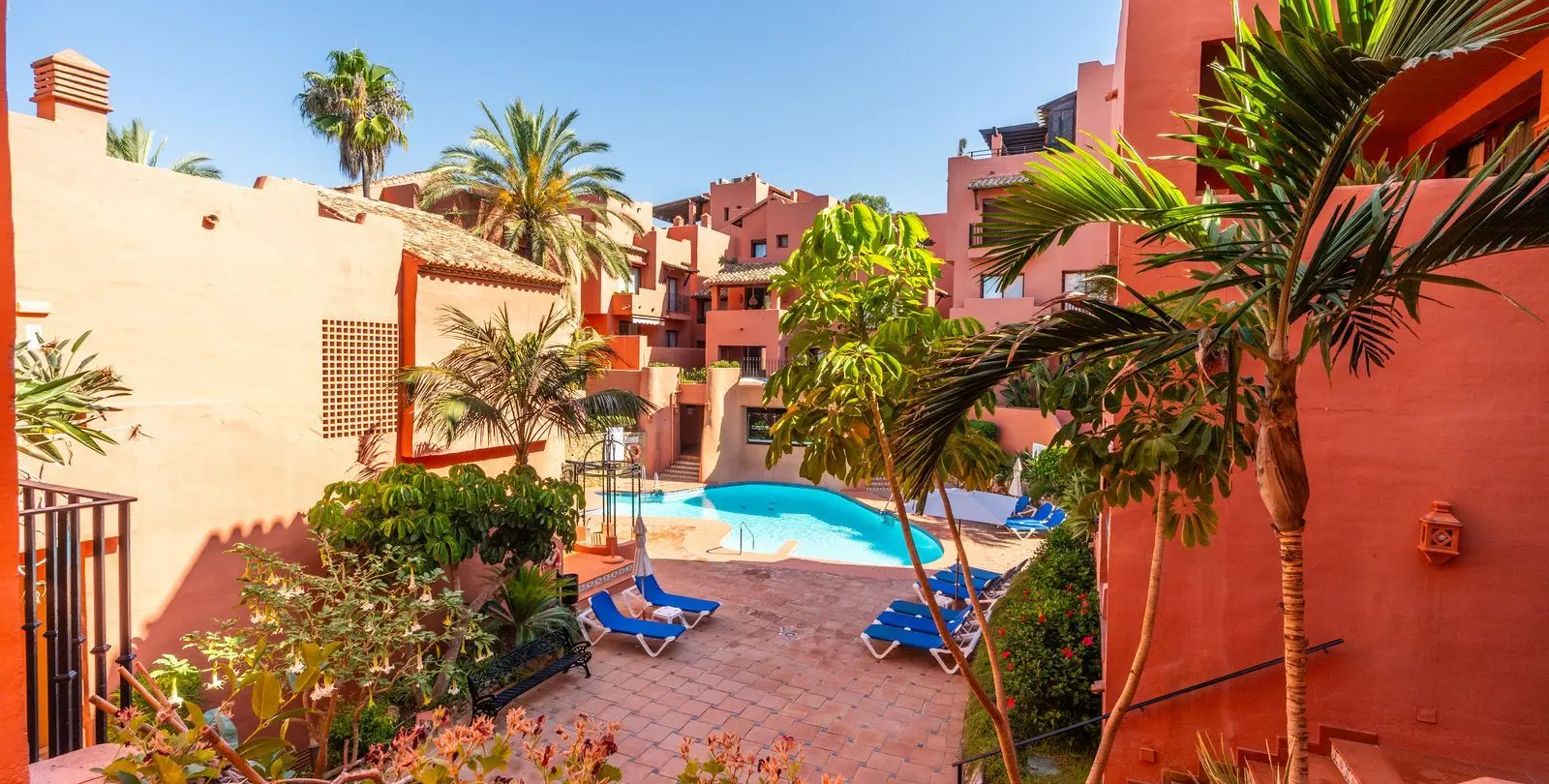 Sale of middle floor apartment in Elviria 19