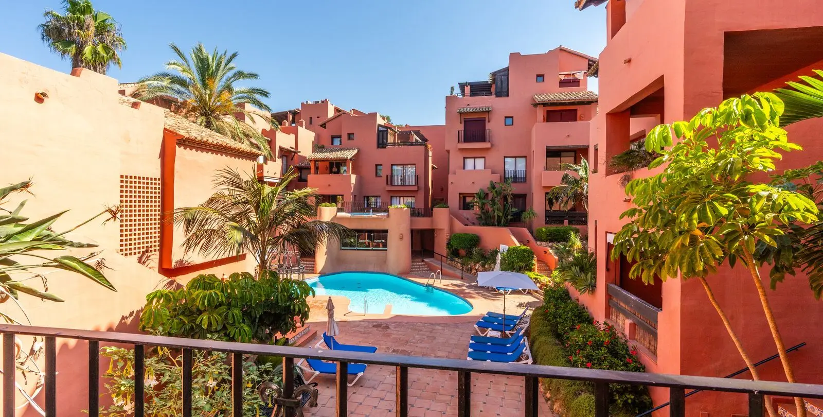 Sale of middle floor apartment in Elviria 20