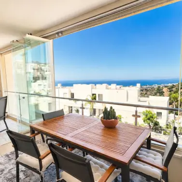 Sale of middle floor apartment in Altos de los Monteros