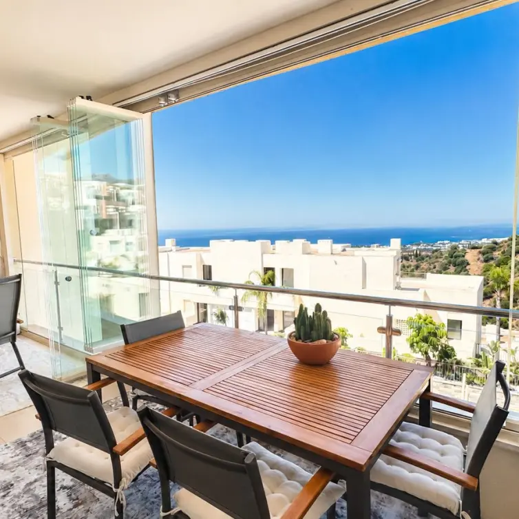 Sale of middle floor apartment in Altos de los Monteros