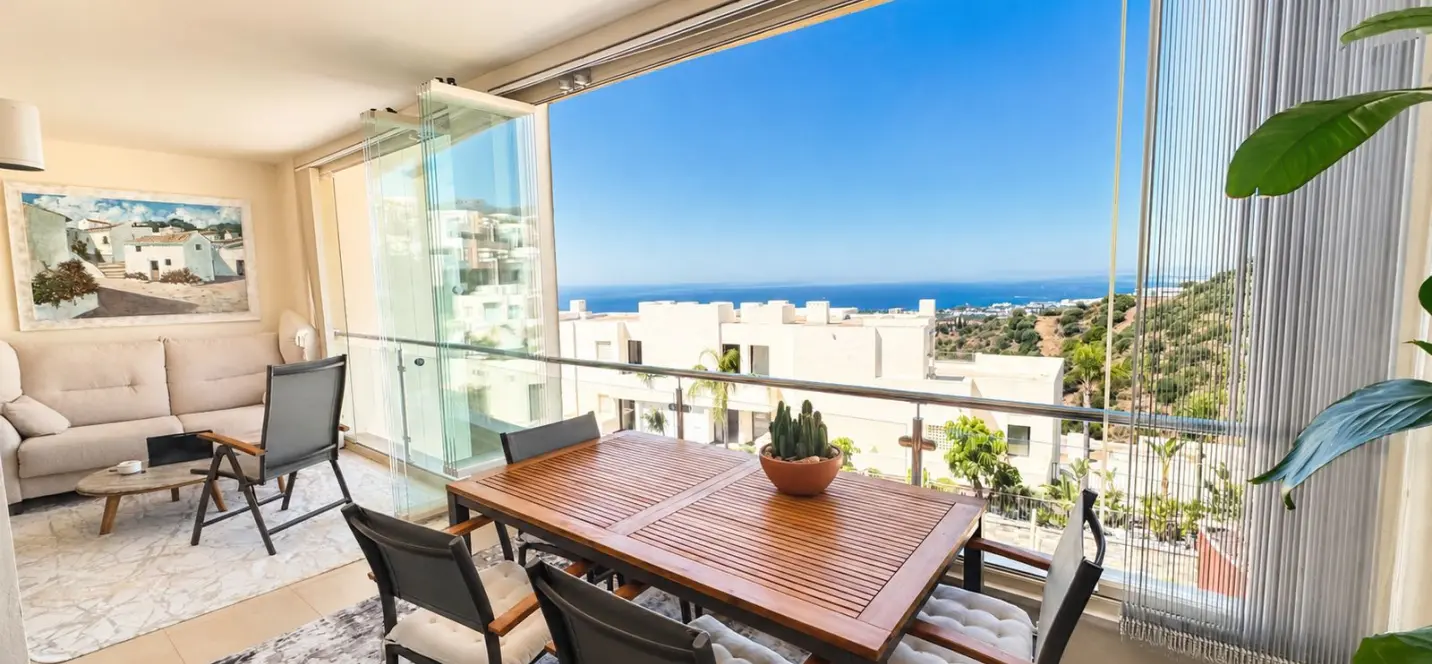 Sale of middle floor apartment in Altos de los Monteros 0