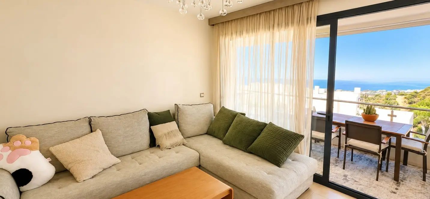 Sale of middle floor apartment in Altos de los Monteros 1