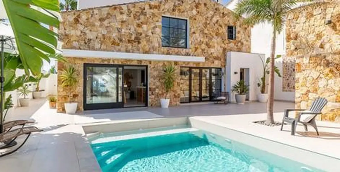 Sale of detached villa in Estepona 1