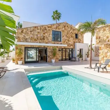 Sale of detached villa in Estepona