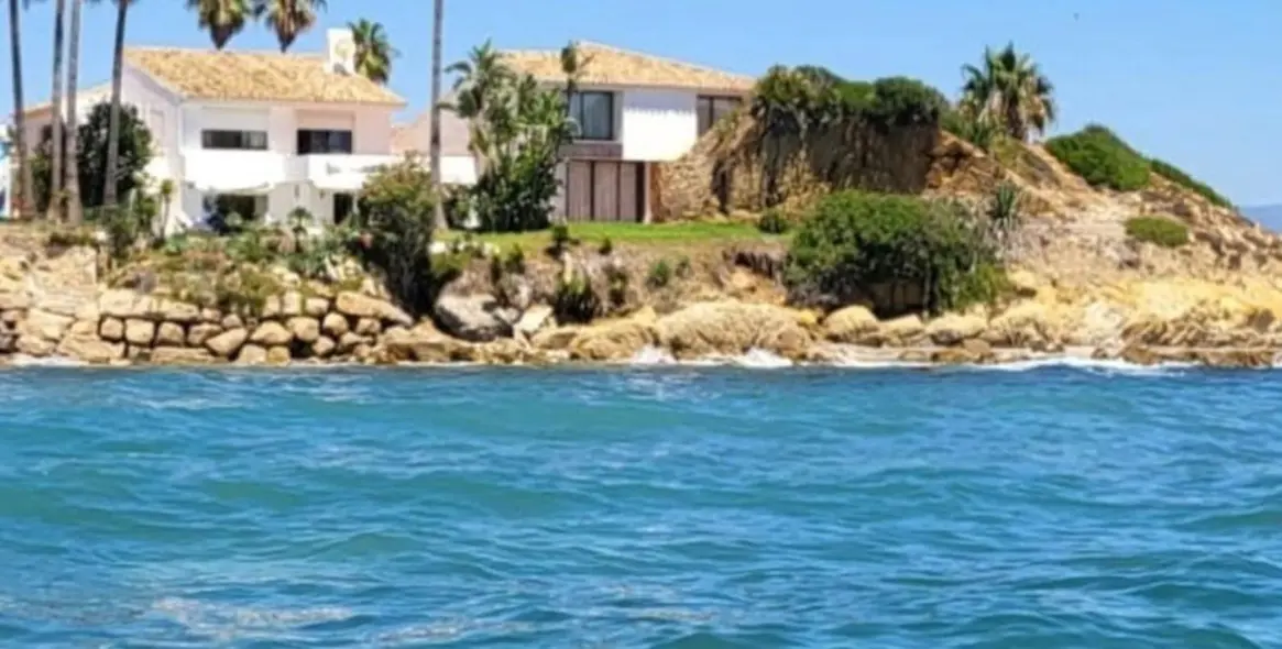 Sale of detached villa in Estepona 2
